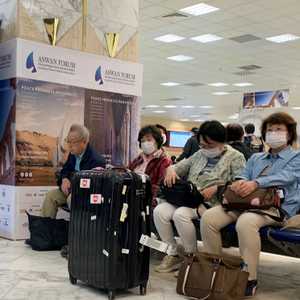 مجموعة من السائحين الصينيين بمطار أسوان الدولي في 18 فبراير.