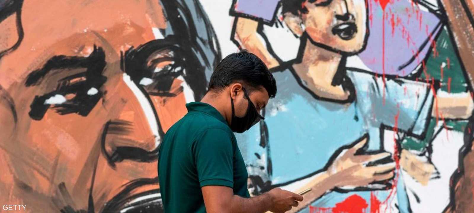 في أحد شوارع مدينة دكا