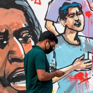 في أحد شوارع مدينة دكا