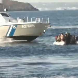 خفر السواحل يهاجم قارب لاجئين قرب اليونان