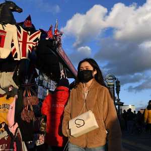 فتاة ترتدي كمامة صحية في أحد شوارع لندن