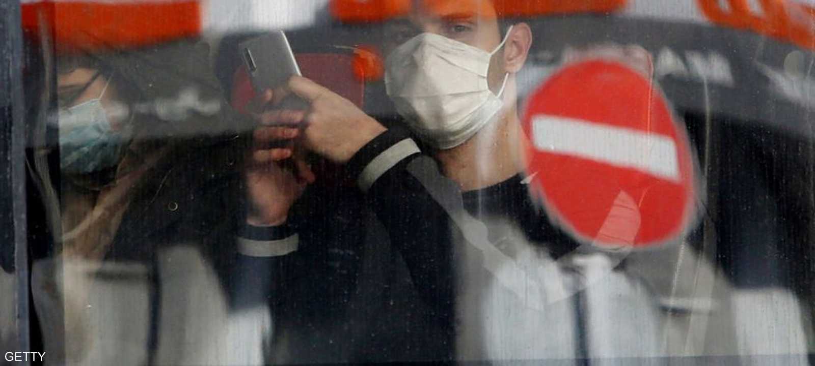 استفحل فيروس كورونا في إيران حتى باتت بؤرة رئيسية في المنطق