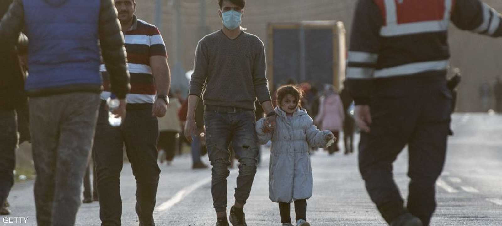 تركيا تحاول دفع 130 ألف لاجئ