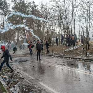 مهاجرون يشتبكون مع القوات اليونانية من الجانب التركي للحدود