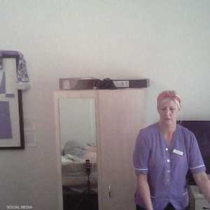 تايلور تدخل الحجرة قبل الإقدام على تصرفها المشين