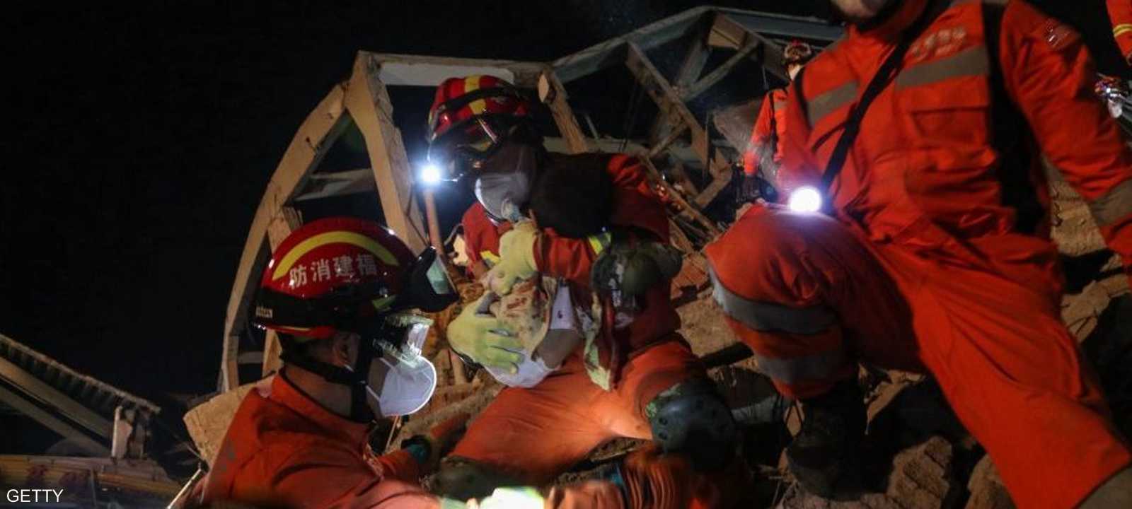 جانب من عمليات الإنقاذ التي شهدها موقع الكارثة