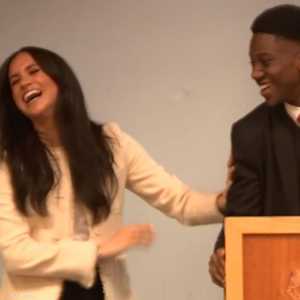 طالب يحرج ميغان ماركل على المسرح