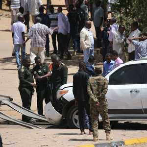 رجال أمن سودانيون في موقع محاولة اغتيال حمدوك بالخرطوم