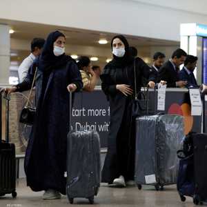 قادمون يرتدون الكمامات في مطار دبي الدولي -أرشيفية