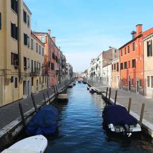 قناة البندقية وطرقها تخلوا من المارة