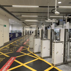 القادمون إلى بريطانيا استغربوا غياب التدقيق