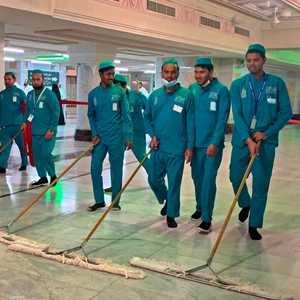 عمال نظافة يعقّمون موقعا في السعودية
