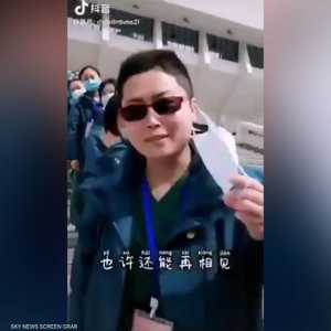 الصين.. طاقم طبي يخلع كماماته بعد الانتصار على كورونا