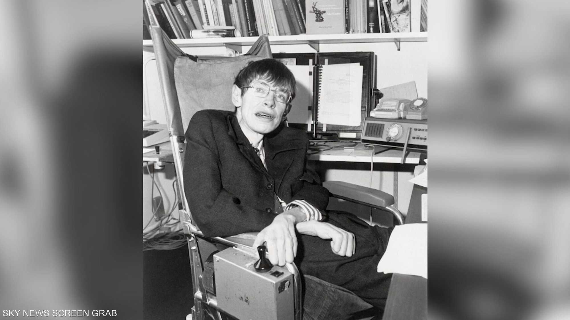 ستيفن هوكينغ.. عالم الفيزياء الذي أبهر العالم