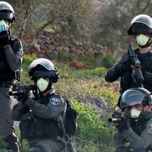 عناصر من الجيش الإسرائيلي خلال اشتباكات مع شبان فلسطينيين