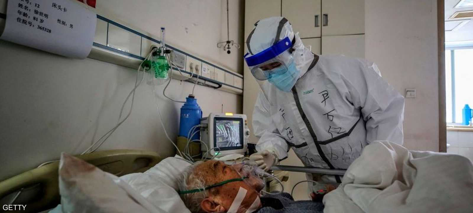 مريض طاعن في السن يتلقى العلاج في مستشفى ووهان