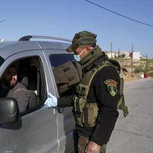 شرطي فلسطيني يرتدي كمامة طبية