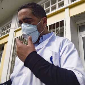 عامل صحة في الجزائر يرتدي كمامة طبية