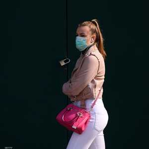 فتاة في مدينة برشلونة ترتدي كمامة واقية