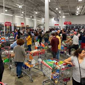 زحام غير معهود لشراء الاحتياجات الأساسية