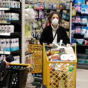 سيدتان ترتديان كمامات واقيات بمتجر في بيروت