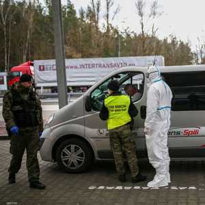 عاملون في مجال الصحة وعناصر بالجيش على الحدود البولندية