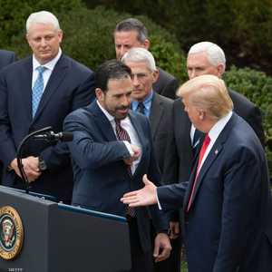 ترامب يمد يده لمصافحة أحد الأشخاص لكنه فضل السلام بالمرفق