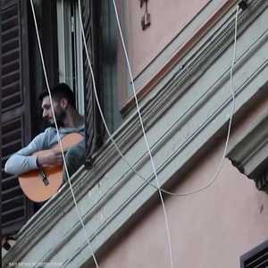 الإيطاليون يتحدون كورونا من "الشرفات"