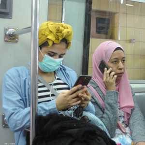 فتاة ترتدي كمامة واقية في مترو الأنفاق بالقاهرة