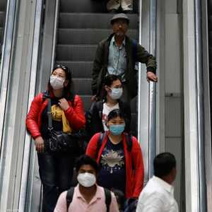 أشخاص يضعون كمامات للوقاية من فيروس كورونا في نيودلهي