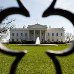 فحص حرارة الأشخاص الذين يدخلون البيت الأبيض