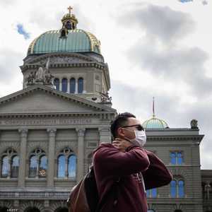 صورة لسائح في سويسرا التي تفشى فيها كورونا