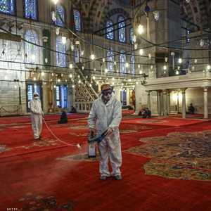 مسجد في تركيا يخضع للتعقيم