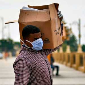 مصري يرتدي الكورونا في الأقصر - أرشيفية