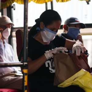 سيدة ترتدي كمامة واقية في إحدى الحافلات بالعاصمة كاراكاس