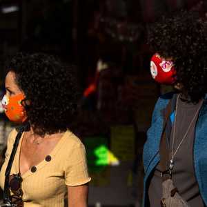 امرأتان ترتديان أقنعة واقية في تل أبيب