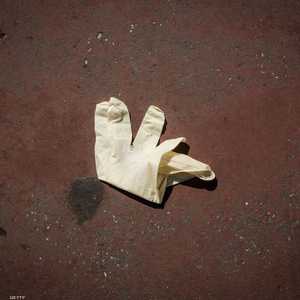 قفاز على الأرض في مدينة بولونيا