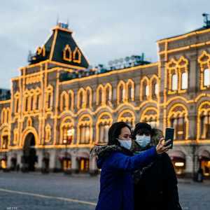 فتاتان ترتديان كمامات واقية في الساحة الحمراء بموسكو