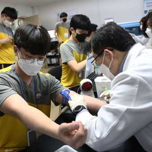 كوريون يخضعون لاختبارات طبية