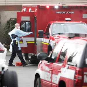 موظفو الإسعاف ينقلون آحد مرضى كورونا في واشنطن