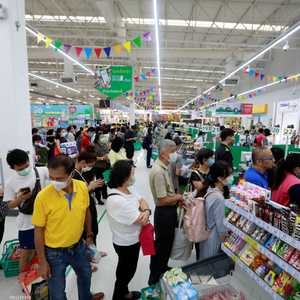 تكتظ المتاجر بالعديد من المستهلكين تخوفا من تفشي الفيروس.