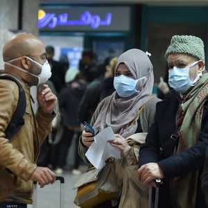 مواطنون تونسيون يرتدون كمامات واقية