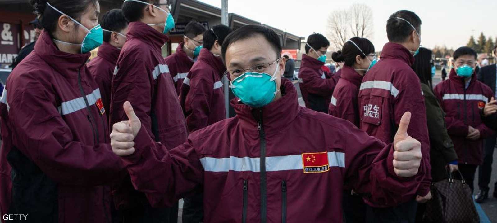 أحد عناصر الفريق الطبي الصيني الذي وصل ميلانو