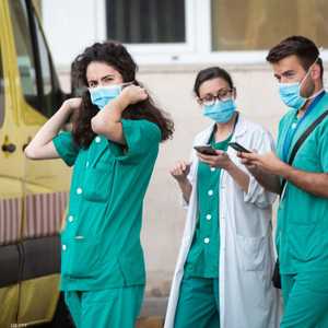 طاقم طبي في إسبانيا يرتدي كمامات واقية