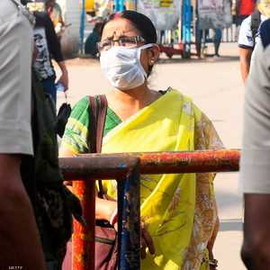 سيدة هندية ترتدي كمامة واقية من فيروس كورونا