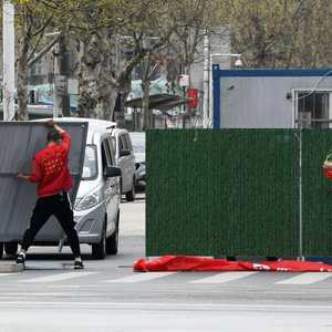 عمال يزيلون الحواجز البلاستيكية في ووهان مع تخفيف القيود