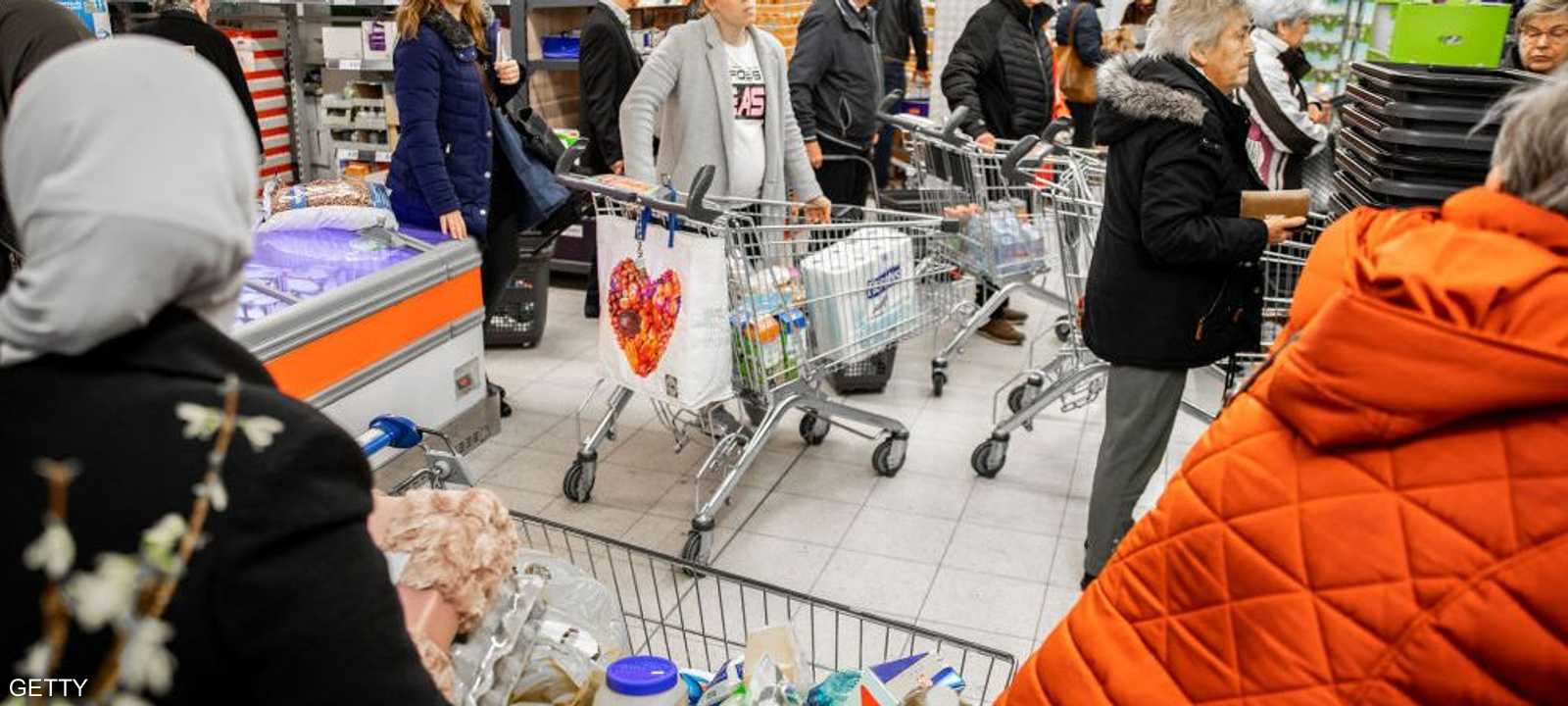 لجأ بعض الأشخاص لتخزين الكثير من السلع.