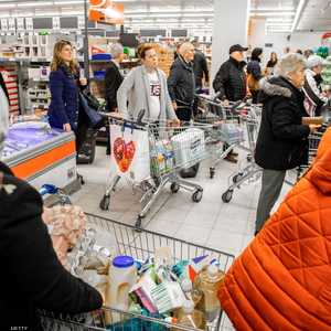 لجأ بعض الأشخاص لتخزين الكثير من السلع.