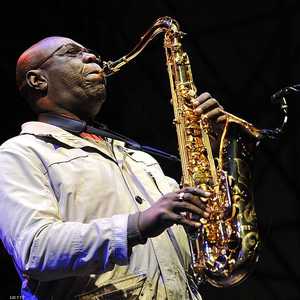 الفنان الراحل مانو ديبانغو توفي لإصابته بكوفيد 19