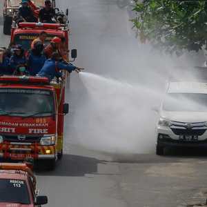 رجال إطفاء في إندونيسيا يرشون الشوارع لمنع تفشي كورونا